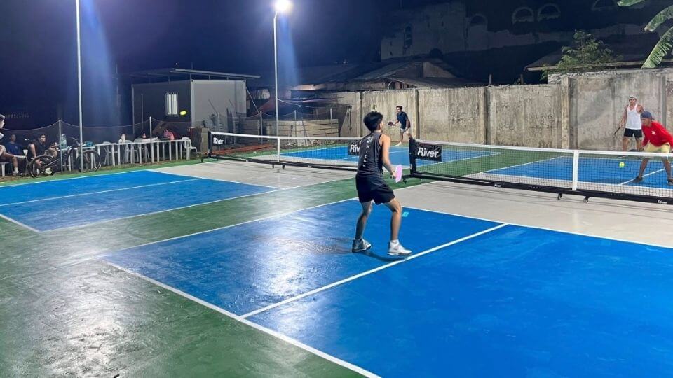 1vs1 pickleball game in J-Cob’s Cosina Bar & Sports Hub 