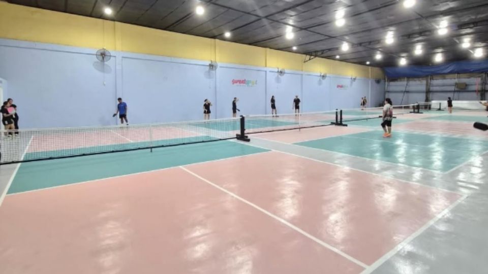 Many players at SweetSpot pickleball courts in Mandaue City, Cebu